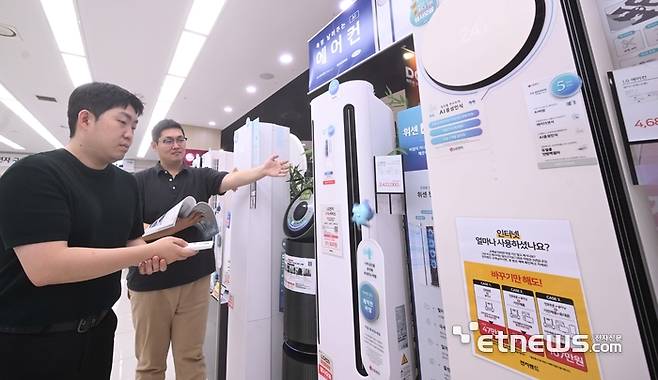 역대급 무더위가 계속되고, 1등급 전자제품 대상 환급제도를 이용하는 고객이 증가하면서 냉방제품 수요가 증가했다. 가전양판점에서는 7월 초중순 냉방제품 판매량이 지난해 대비 에어컨은 2~3배 이상, 선풍기는 1.5배 이상 상승한 것으로 나타났다. 주말 서울 용산 전자랜드에서 고객이 에어컨을 살펴보고 있다.  박지호기자 jihopress@etnews.com