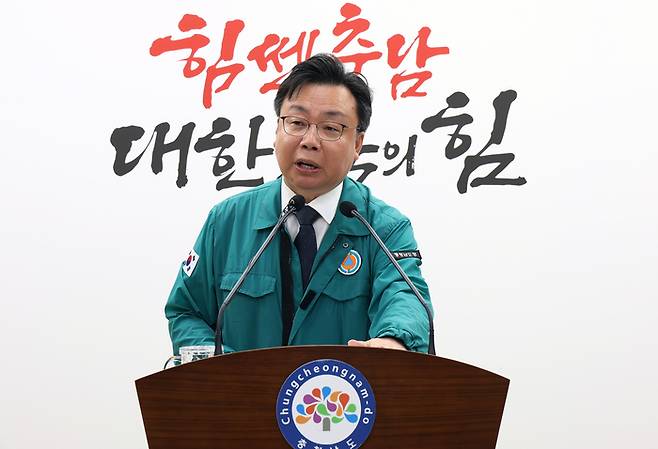 김영명 환경산림국장이 28일 도청 프레스센터에서 기자회견을 갖고 있다.