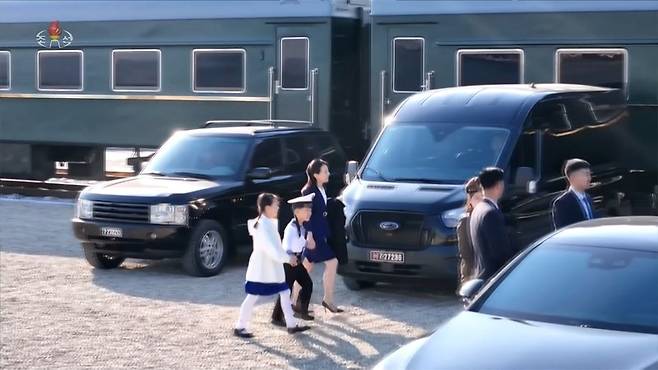 김여정 노동당 부부장이 가족으로 추정되는 어린이들과 동행하고 있다. 조선중앙TV/연합뉴스