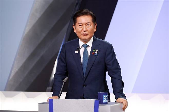 더불어민주당 정청래 당대표 후보가 지난 27일 서울 여의도 KBS 신관 공개홀에서 열린 TV토론회에 참석한 모습. 연합뉴스