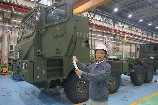 한화에어로스페이스 창원2사업장의 천무 생산 현장에서 27일 만난 김주영 체계기술2팀장이 천무를 소개하고 있다. 사진=김동호 기자