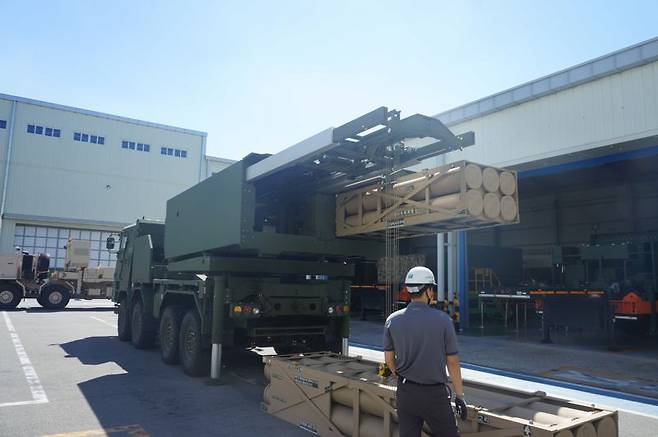 한화에어로스페이스 직원이 27일 창원2사업장 체계종합시험장에서 권총의 탄창 개념인 '포드'를 재장전 하고 있다. 사진=김동호 기자기자