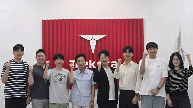 지난 24일 부산 강서구 송정동 트렉스타 본사에서 권동칠 트렉스타 대표(왼쪽 네번째)와 이민봉 크리스틴컴퍼니 대표(왼쪽 다섯번째)가 전략적 제휴를 맺고 기념촬영을 하고 있다. 트렉스타 제공