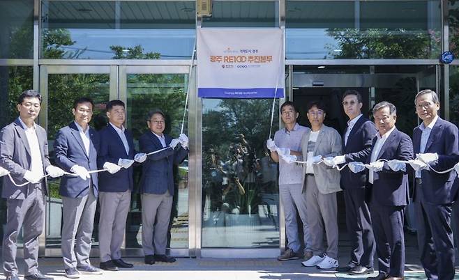 광주광역시는 28일 광주기후에너지진흥원에서 강기정 광주시장, 박필순 광주시의원, 고상연 한국기후에너지진흥원장, 김승남 광주도시공사장, 김성진 미래차모빌리티진흥원장, 장승찬 한국에너지공단 지역본부장 등이 참석한 가운데 '광주 RE100 추진본부 현판 제막식'을 개최했다고 밝혔다. 광주광역시 제공