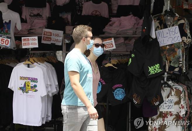 외국인들이 태국 수도 방콕의 짜뚜짝 시장을 거닐고 있다. 해당 기사와 관련 없음. EPA외상