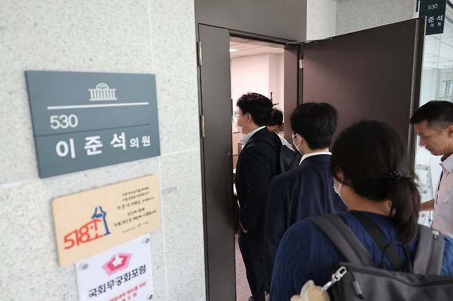 김건희 특별검사팀(민중기 특검)이 개혁신당 이준석 대표에 대한 압수수색에 나선 28일 서울 여의도 국회의원 회관 이준석 의원실로 관계자 등이 들어가고 있다. 연합뉴스