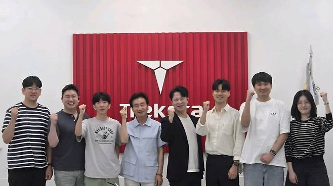 지난 24일 부산 강서구 송정동 트렉스타 본사에서 권동칠 트렉스타 대표(왼쪽 네번째)와 이민봉 크리스틴컴퍼니 대표(왼쪽 다섯번째)가 전략적 제휴를 맺고 기념촬영을 하고 있다. 트렉스타 제공