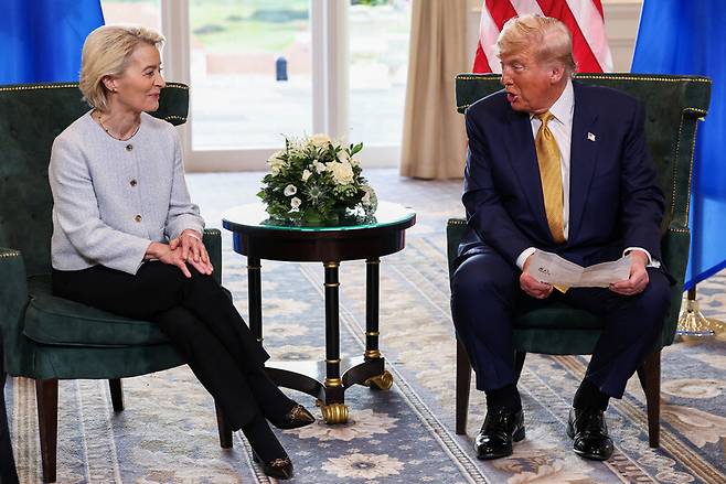 영국 스코틀랜드에서 정상회담을 열기 위해 만난 우르줄라 폰데어라이엔 유럽연합(EU) 집행위원장과 도널드 트럼프 미국 대통령이 27일(현지시각) 기자회견을 하고 있다. 로이터 연합뉴스