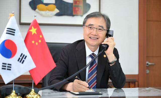 조현 외교장관이 28일 왕이 중국 외교부장과 첫 통화를 하고 있다. 외교부 제공