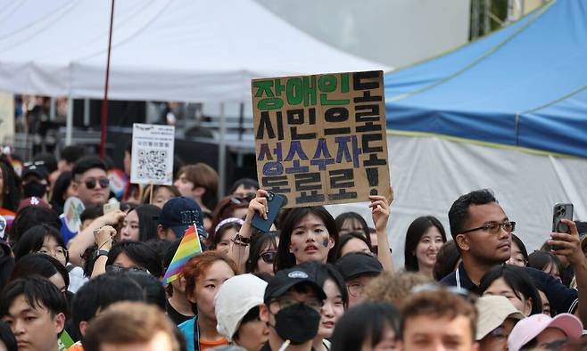 26회 서울퀴어퍼레이드가 6월14일 서울 중구 남대문로 및 우정국로(을지로입구역-종각역) 일대에서 진행됐다. 이날 퍼레이드에 참가한 시민이 손팻말을 들고 행진하고 있다. 정용일 선임기자 yongil@hani.co.kr