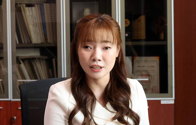 25일 오전 김예지 국민의힘 의원이 국회 의원회관 601호 의원실에서 한겨레와 인터뷰하고 있다. 김경호 선임기자 jijae@hani.co.kr