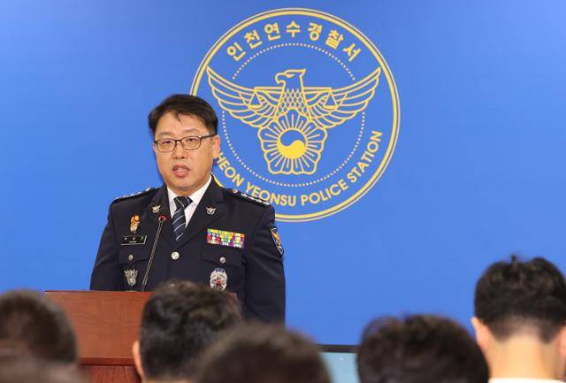 박상진 인천연수경찰서장이 21일 인천 연수구 연수경찰서에서 송도국제도시 아파트 사제총기 아들 살해 사건과 관련, 브리핑을 하고 있다. 인천=연합뉴스