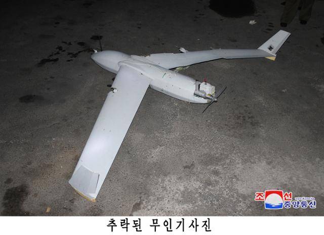 북한이 평양에서 한국군에서 운용하는 드론과 동일 기종의 무인기 잔해를 발견했다고 주장하며 지난해 10월 공개한 관련 사진. 평양 조선중앙통신=연합뉴스