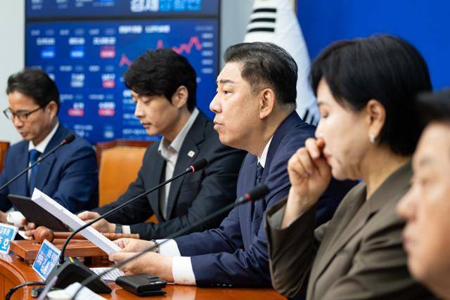 김병기(가운데) 더불어민주당 당대표 직무대행 겸 원내대표가 28일 서울 여의도 국회에서 열린 최고위원회의에서 모두 발언을 하고 있다.뉴스1