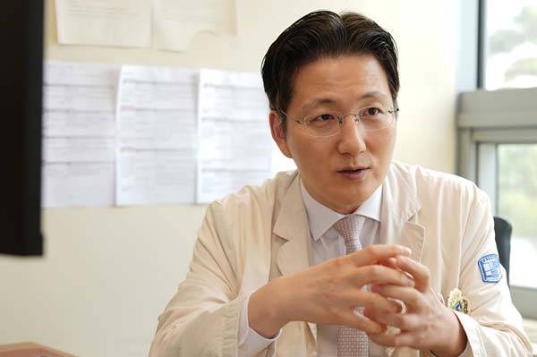 가톨릭대 서울성모병원 류마티스내과 곽승기 교수가 쇼그렌증후군에 대해 설명하고 있다./사진=가톨릭대 서울성모병원​ 제공