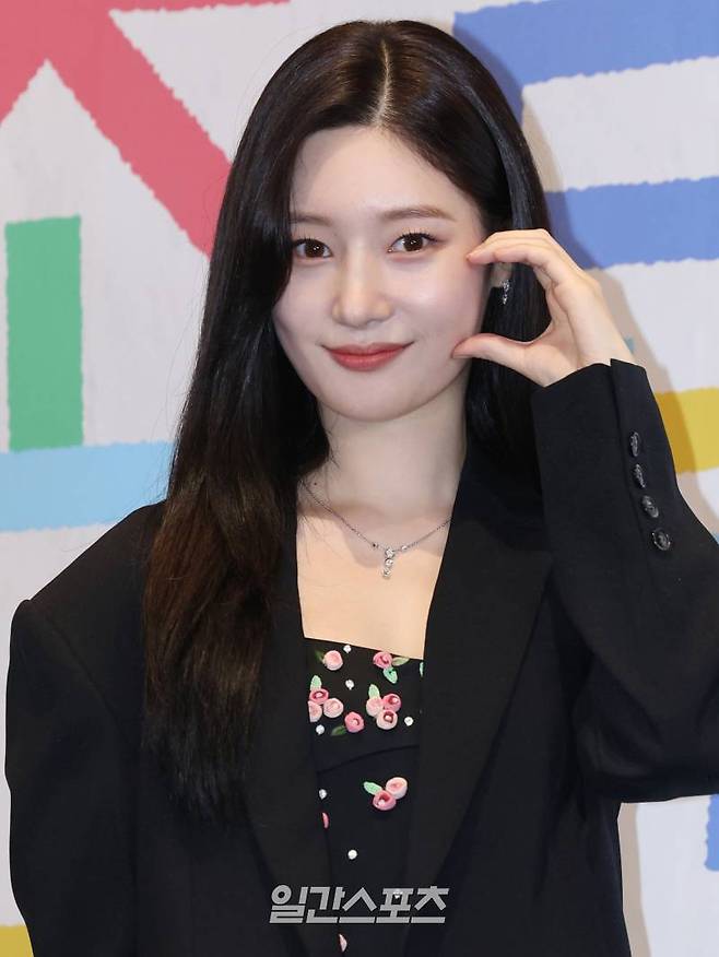 배우 정채연이 8일 오전 서울 구로구 라마다호텔에서 열린 JTBC 수요드라마 '조립식 가족' 제작발표회에서 포즈를 취하고 있다. 서병수 기자 qudtn@edaily.co.kr /2024.10.08/