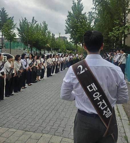 대우건설 임직원들이 지난 2일 서울 강남구 일원동 개포우성7차에서 도열 행사를 진행하고 있다. 대우건설 제공