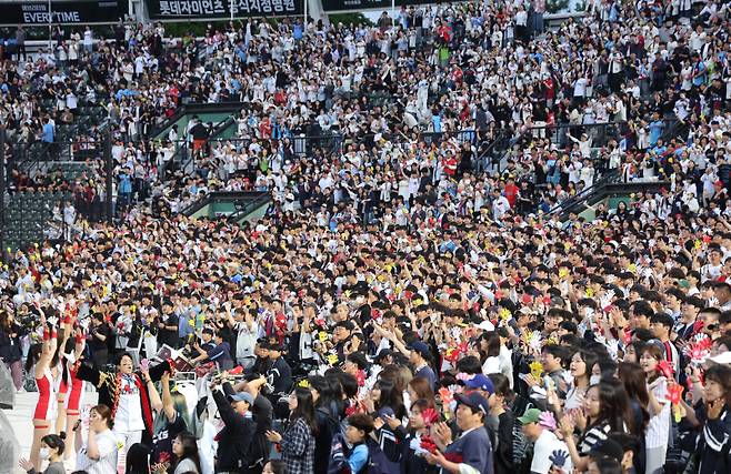 <yonhap photo-8000="">22일 부산 사직야구장에서 열린 KBO리그 롯데와 LG의 경기. 주중 3연전 모두 매진을 기록한 사직구장에서 팬들이 롯데를 응원하고 있다. 2025.5.22 [연합뉴스]</yonhap>
