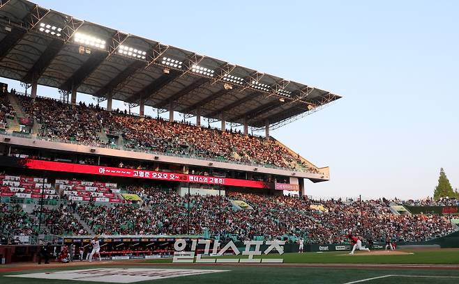 2025 KB0리그 프로야구 SSG랜더스와 KIA타이거즈의 더블헤더 2차전 경기가 11일 오후 인천SSG랜더스필드에서 열렸다. 구단 최초로 더블헤더 매진을 기록, 만원관중이 경기를 지켜보고 있다. 인천=김민규 기자 /2025.05.11/