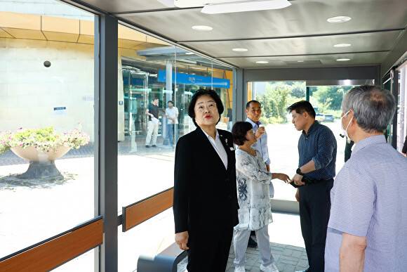 김경희 이천시장이 이천역에 설치된 스마트 쉘터를 둘러보고 있다. [사진=이천시]