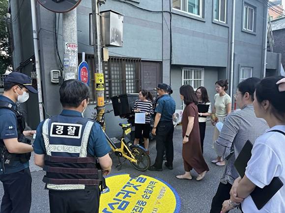 지난 25일 여성친화도시 시민참여단과 경찰 등으로 구성된 모니터링단이 여성안심귀갓길 로고젝터 및 비상벨 작동여부를 점검하고 있다. [사진=하남시]