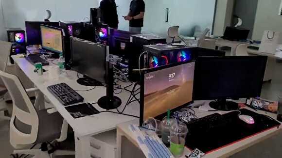 범행에 사용된 PC와 사무실 [사진=경기남부경찰청]