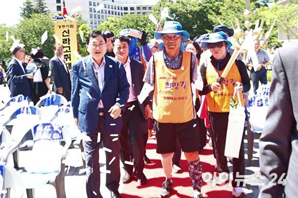 28일 경주화백컨벤션센터(HICO) 광장에서 주낙영 경주시장(왼쪽)이 도보 종주를 마친 이범식 박사(가운데)와 함께 입장하고 있다. [사진=경주시청]