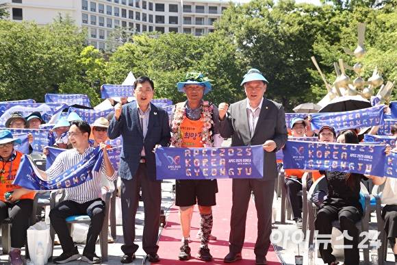 28일 경주화백컨벤션센터(HICO) 광장에서 이범식 박사와 참석자들이 APEC 2025 경주 성공 개최를 기원하며 응원 머플러를 들고 기념촬영을 하고 있다. [사진=경주시청]