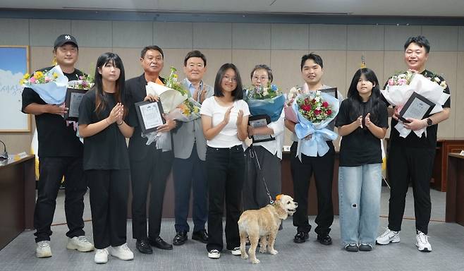 (사진 뒷줄 왼쪽부터) 강동완(쇠소깍 협동조합 직원), 고종림(쇠소깍나룻배 대표), 김광수 제주도교육감, 함현정(제주시 소재 음식점 대표), 전강수(경기도 관광객), 정제형(서귀포시 시민수상 구조대원). 앞줄 3명은 구조된 학생들. (제주도교육청 제공)