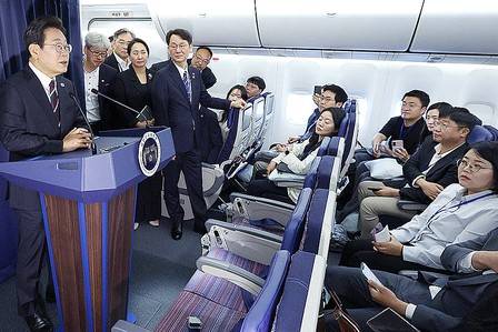 이재명 대통령이 6월 16일 주요 7개국(G7) 정상회의 참석을 위해 캐나다로 가던 공군 1호기 기자간담회에서 한·미 관세 협상에 대해 “최소한 다른 국가보다 더 불리한 상황에 처하지 않도록 하는 것이 중요한 과제”라고 강조했다. 일본은 최근 미국이 부과한 25% 상호관세를 15%로 낮추는 협상을 타결했다. [대통령실사진기자단]