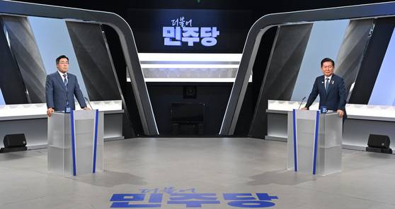 더불어민주당 당 대표 선거에 출마한 정청래(오른쪽), 박찬대 후보가 27일 2차 텔레비전 토론회에 참석했다. 연합뉴스