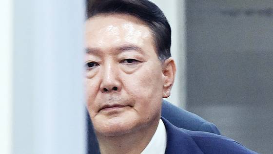 12.3 비상계엄과 관련해 특검 수사를 받는 윤석열 전 대통령이 9일 밤 서울중앙지법에서 두 번째 구속 전 피의자심문(영장실질심사)을 마친 뒤 대기장소인 서울구치소로 이동하고 있다. 뉴스1