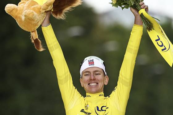 투르 드 프랑스 2025에서 옐로 저지(종합 성적 1위)를 차지한 타데이 포가차르. AFP=연합뉴스