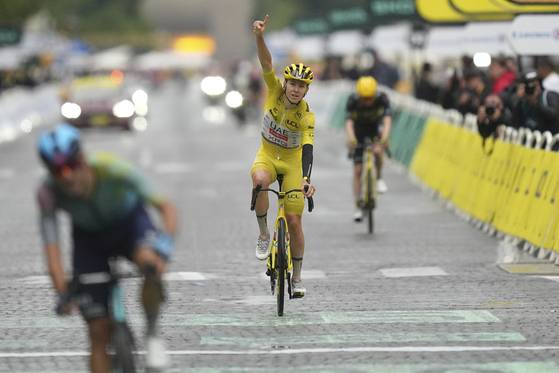 대회 마지막 구간의 피니시 지점, 파리 샹젤리제 거리의 결승선을 통과하는 타데이 포가차르. AP=연합뉴스