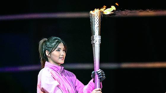 지난 2023년 중국 항저우에서 열린 제4회 아시아장애인경기대회 개회식에서 브레인코의 바이오닉 핸드를 착용한 수영선수 쉬자링이 성화 봉송을 하고 있다. 신화=연합뉴스