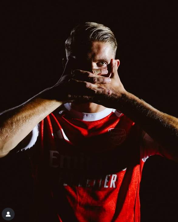 아스널에 입단한 요케레스가 전매특허 세리머니 포즈를 취하고 있다. [사진 요케레스 SNS]