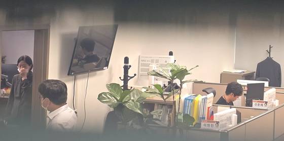 김건희 특검팀이 28일 '명태균 공천개입 의혹' 사건과 관련해 이준석 개혁신당 대표의 자택과 국회 의원회관 사무실에 대한 압수수색에 나섰다. 이날 오후 국회 의원회관 이 의원실 내부 모습. 임현동 기자