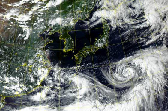 천리안 2A호 위성으로 본 한반도 주변 모습. 한반도를 중심으로 고기압이 자리 잡으면서 구름 없는 맑은 날씨가 이어지는 가운데, 남쪽에서 발생한 두 개의 태풍이 고기압에 막혀 접근하지 못하고 있다. 기상청 제공