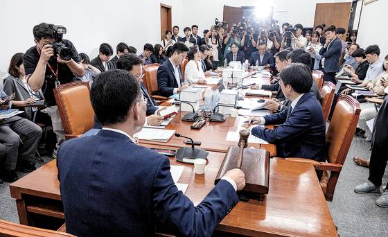 28일 국회 환경노동위원회 법안소위에서 노란봉투법(노조법 2·3조 개정안) 심사가 진행되고 있다. 연합뉴스