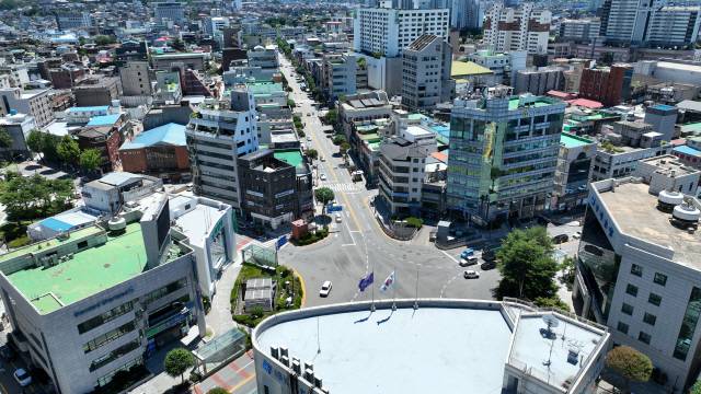 ▲ 전국 대부분 지역에 폭염특보가 발효 중인 27일 본격적인 휴가 시작되며 춘천 중앙로 일대가 한산한 모습을 보이고 있다.  김정호 기자
