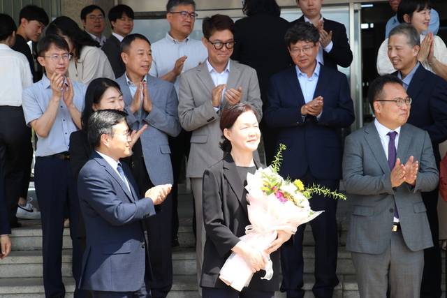 ▲ 28일 춘천지방검찰청 제72대 이영림 검사장이 이임식을 갖고 직원들의 인사를 받고 있는 모습. 춘천지검 제공