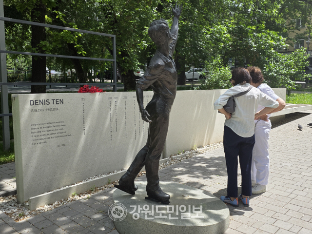 ▲ 지난 5월 찾은 데니스 텐 동상. 알마티 시민인 올가씨와 발렌티나씨가 데니스 텐 추모 기념비를 살펴보고 있다. 정민엽 기자