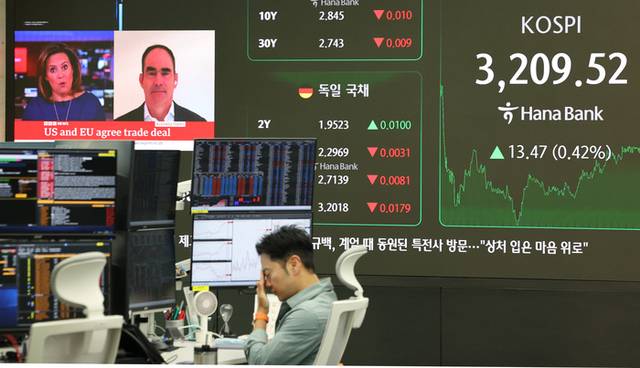 ▲ 28일 서울 중구 하나은행 본점 딜링룸에서 직원들이 업무를 보고 있다. 이날 코스피는 전장보다 13.47포인트(0.42%) 오른 3,209.52에 거래를 마쳤다.  종가 기준 3,200선을 회복한 것은 지난 21일 이후 5거래일 만이다. 2025.7.28 연합뉴스