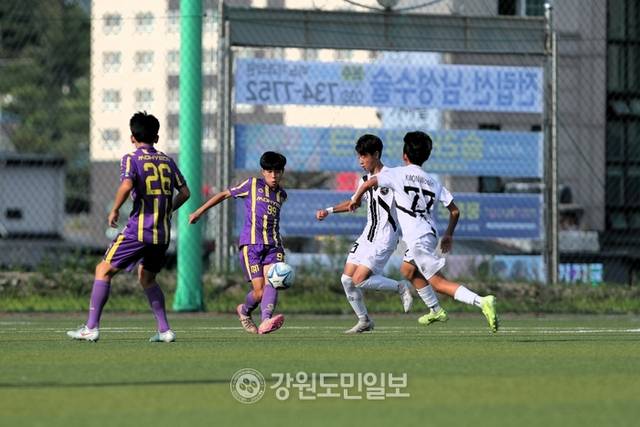 ▲ 28일 평창 대관령고원전지훈련장에서 경기 FC모현U15와 서울 용마중의 2025 금강대기 중등 U14 유스컵 16강 경기가 열렸다. 한규빈 기자