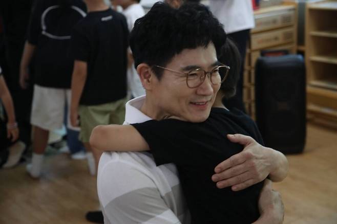 ▲ 김대중 교육감과 청풍초 학생들이 할머니와 나와 민들레 영화 촬영을 하고 있는 모습 [전남교육청]