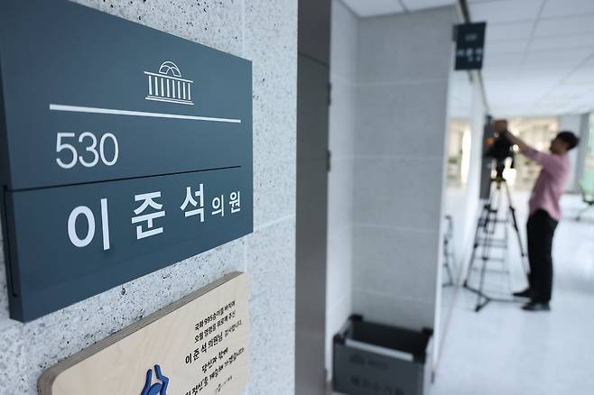 김건희 여사의 의혹들을 수사하는 민중기 특별검사팀이 개혁신당 이준석 대표의 자택 압수수색에 나선 28일 서울 여의도 국회 의원회관 내 이준석 의원실 앞 / 사진=연합뉴스