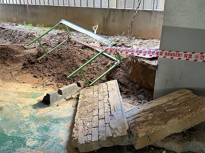 B씨가 거주하는 아파트 주차장 화단이 파손된 채 방치되어 있다.