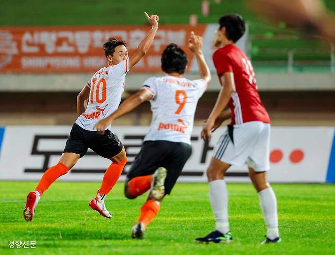 “해냈다” 결정적 한 방 충남 신평고 유동경(10번)이 27일 충북 제천종합운동장에서 열린 제58회 대통령금배 전국고교축구대회 서울 보인고와의 결승전에서 1-0으로 앞선 후반 추가골을 넣은 뒤 세리머니를 펼치고 있다. 제천 | 권도현 기자