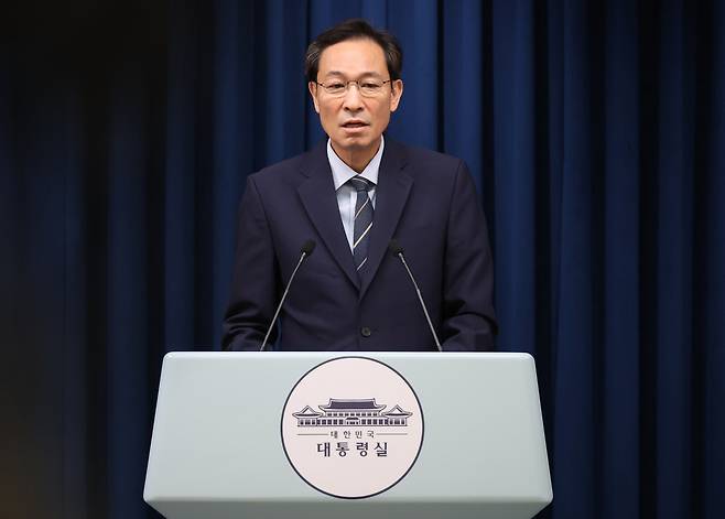 우상호 정무수석이 28일 용산 대통령실에서 ‘제21대 대통령 국민임명식’ 관련 브리핑을 하고 있다. 연합뉴스