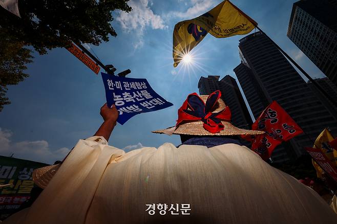 28일 용산 대통령실 인근에서 한국종합농업단체협의회, 한국농축산연합회 등 농민단체 회원들이 미국과의 관세협상을 앞두고 농축산물 개방 반대 집회를 하고 있다. 2025.7.28 이준헌 기자